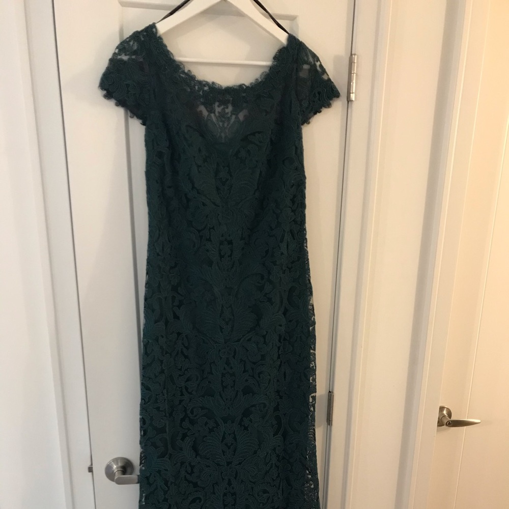 Tadashi Shoji Green scalloped gown size 10